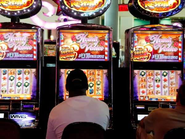 Understanding game rewards helps players improve decisions with less effort