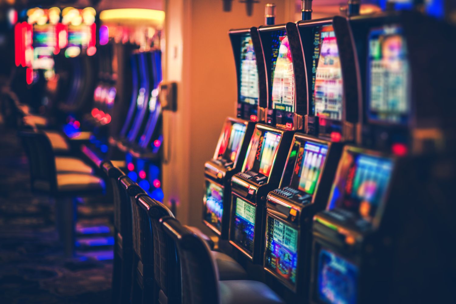 Volatility Based Selection Strategies Improving Balance Control in Online Pokies